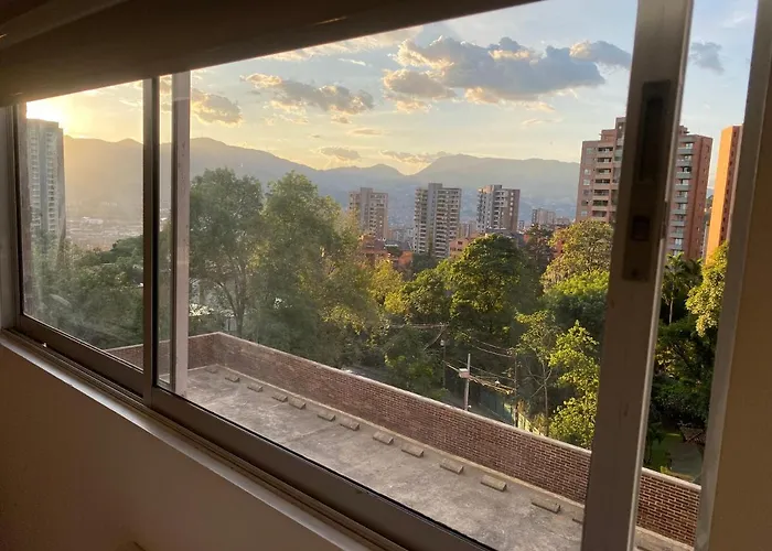 Apartasuite Moderna - En El Corazon Del Poblado Medellin